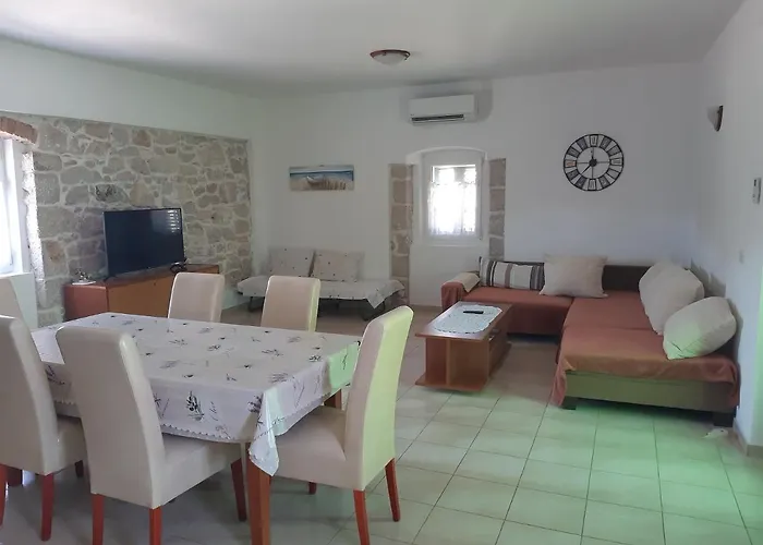 With A Parking Space شقة *